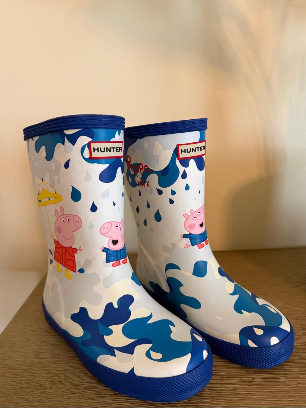 Hunter Kids White & Blue Peppa Pig Rain Boots.